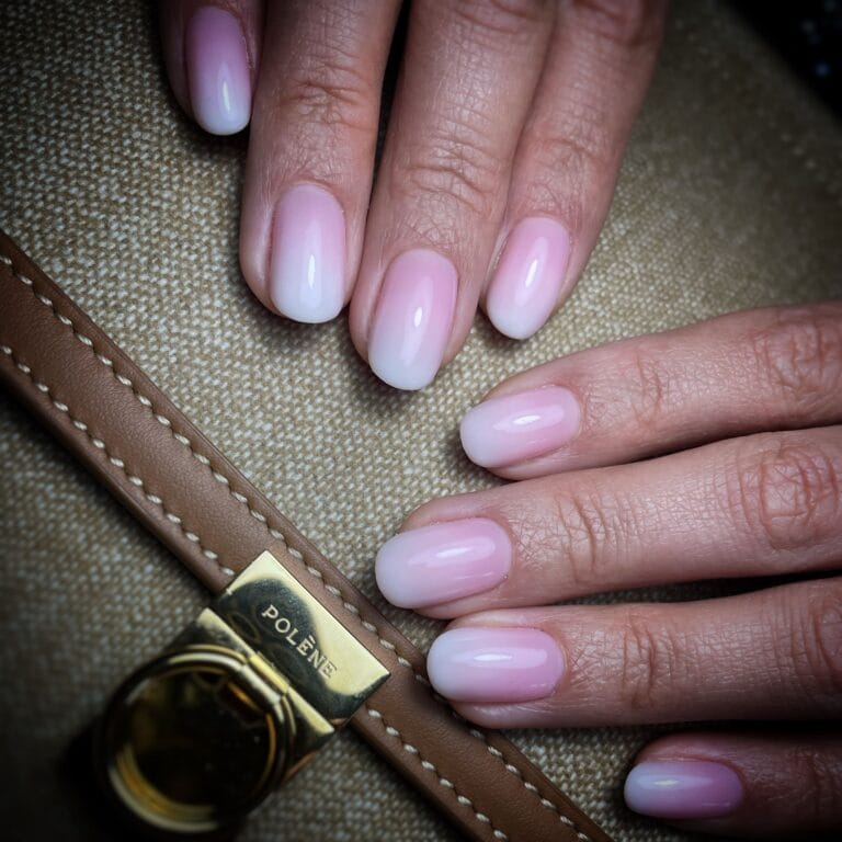 Ongles baby-boomer réalisés par Jeanne'Art, prothésiste ongulaire à Villeneuve-Loubet