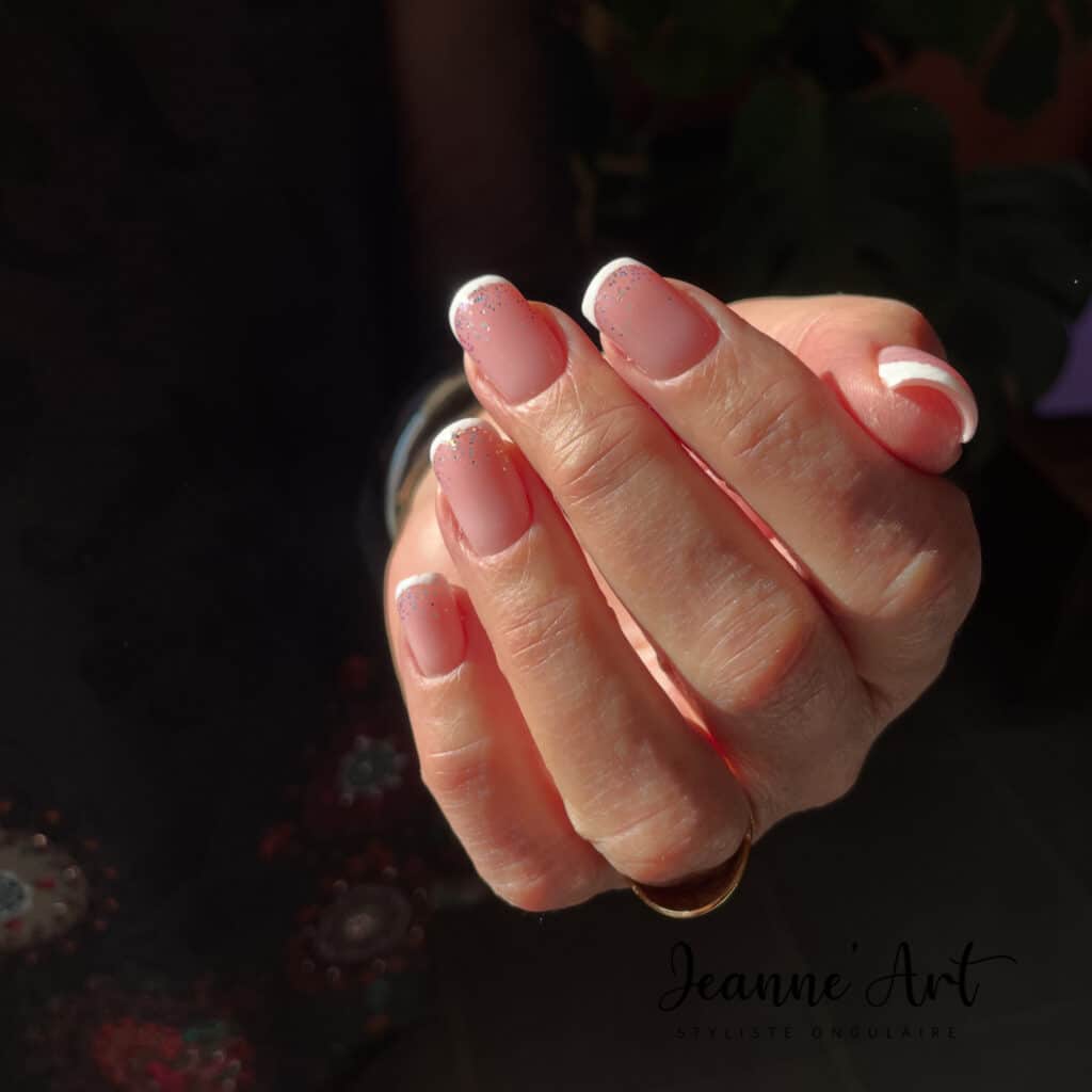 French manucure réalisée par Jeanne'Art, prothésiste ongulaire à Villeneuve-Loubet