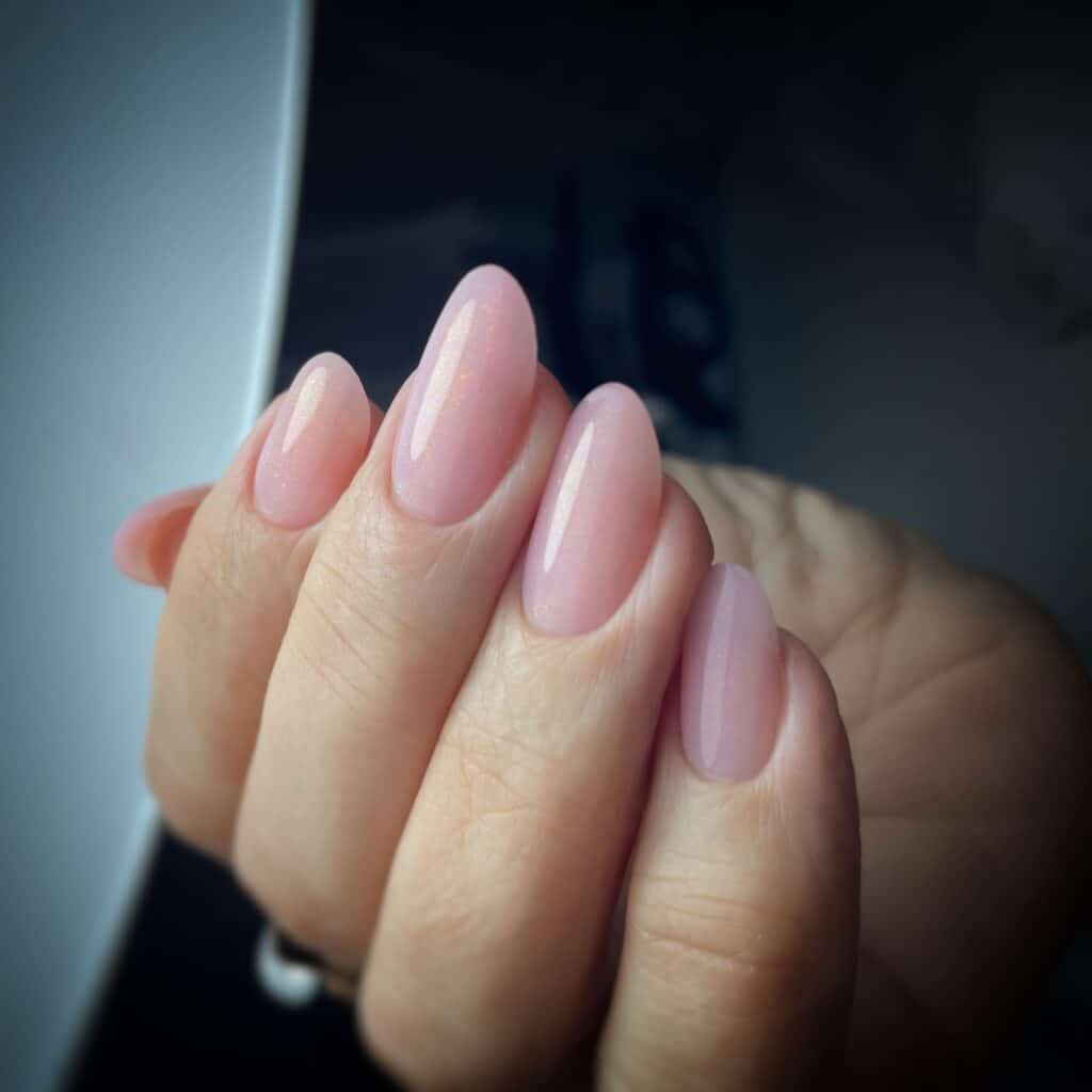 Pose d'ongles en gel UV par Jeanne'Art, prothésiste ongulaire à Villeneuve-Loubet